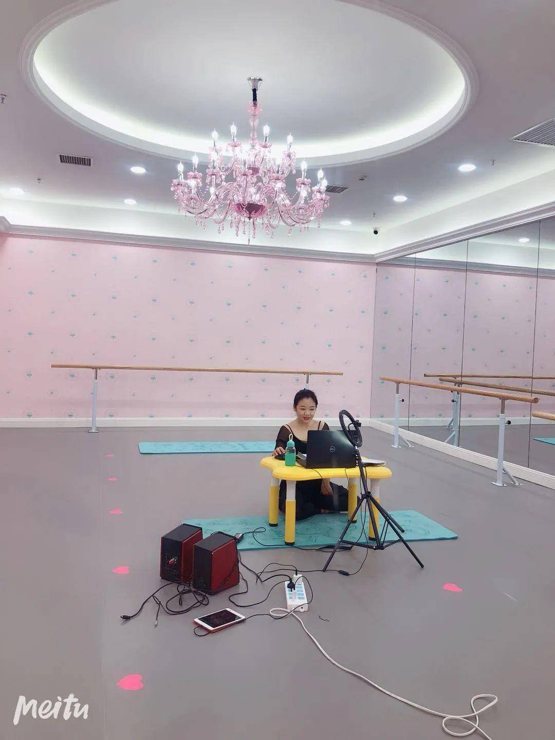 舞蹈室摇身一变"网红直播间" 快来围观isee灰姑娘芭蕾网课