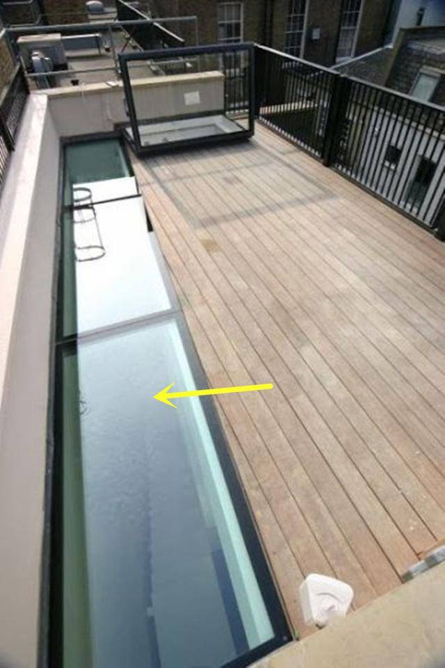 看看有钱人家的露台地面铺一半掏洞装玻璃住在下面还多个天窗