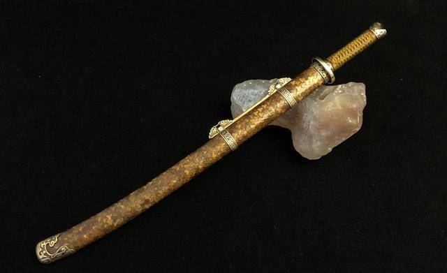 北京一老人是溥仪的亲侄子,拿着一把宝刀找专家,专家:神器呀