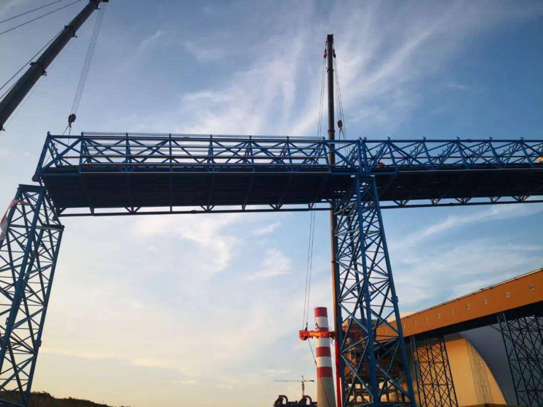 铝土矿输送系统4#皮带廊首吊圆满完成