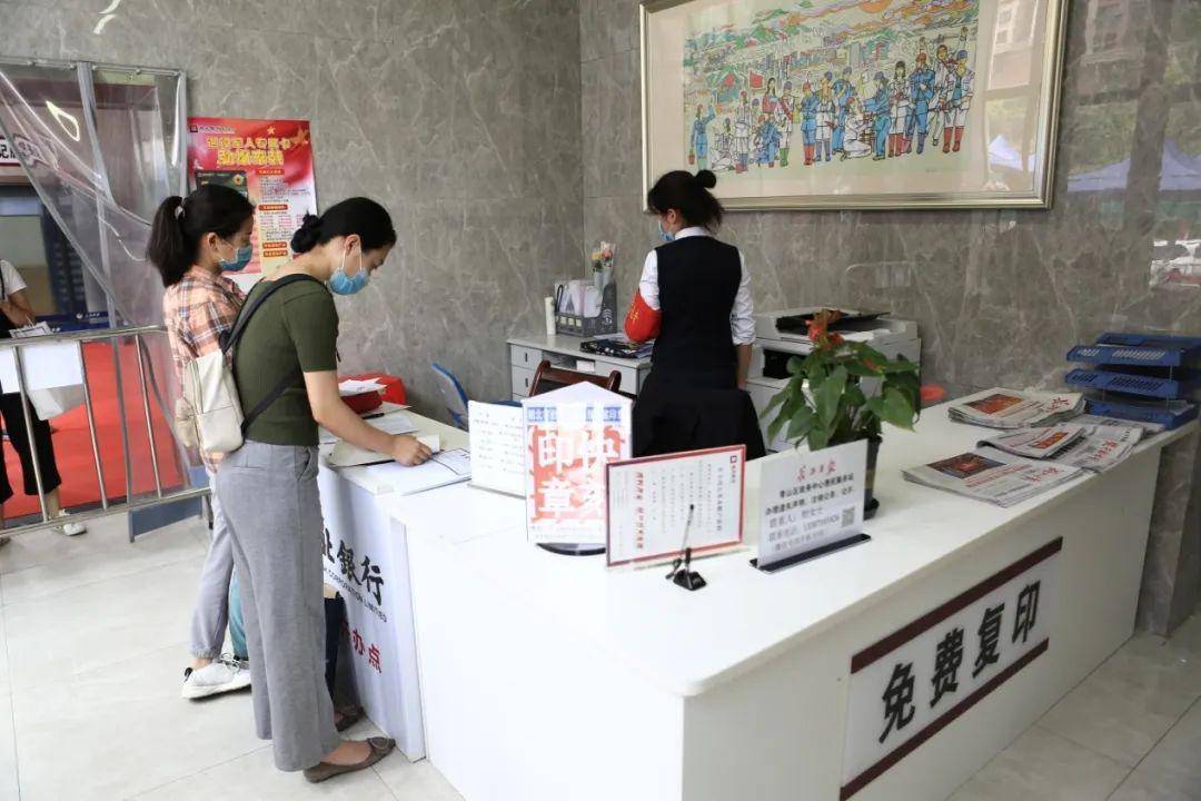 区行政审批局为市民准备了办事专用电梯,所有窗口配备了防飞沫隔板