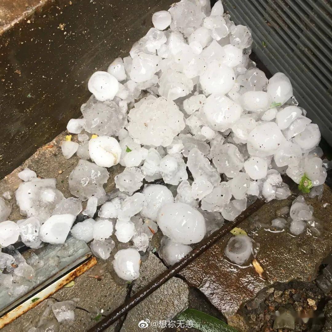 冰雹又來山東多地杏核大小密密麻麻車窗被砸破馬上還有雷雨大風