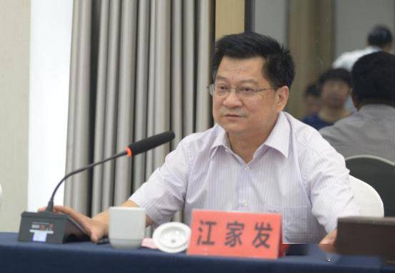 签约仪式上,武戈与胡鑫代表双方签订合作协议.