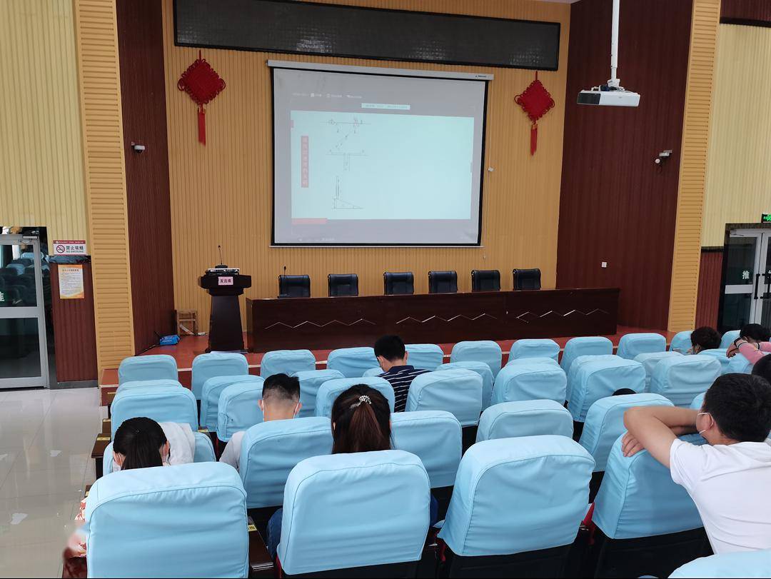 物理组主讲专家是来自湖北武汉市第三中学特级教师——郑维鹏老师.