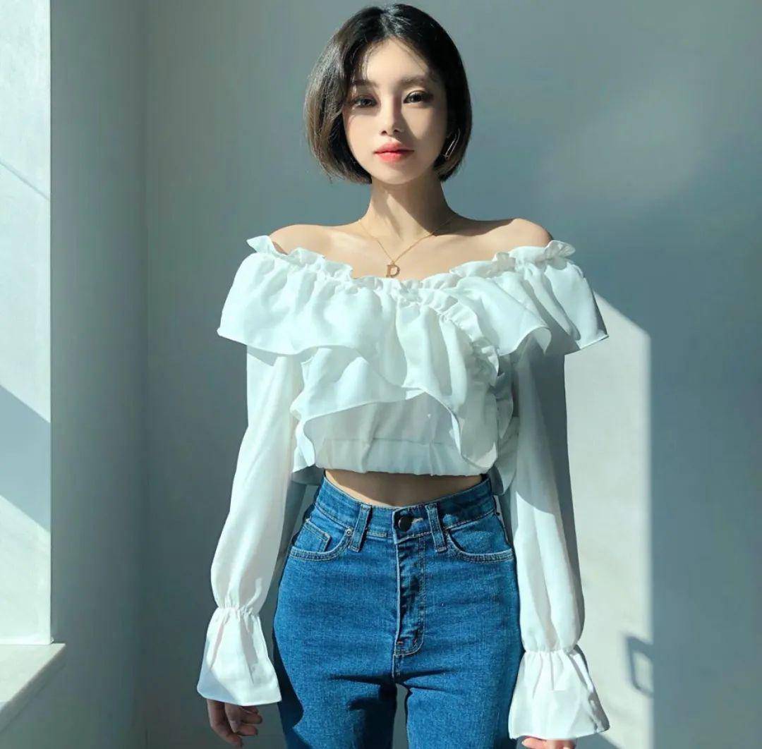 如果你肩窄又胸小,带 荷叶边元素的吊带就再合适不过了,多了稍显复杂