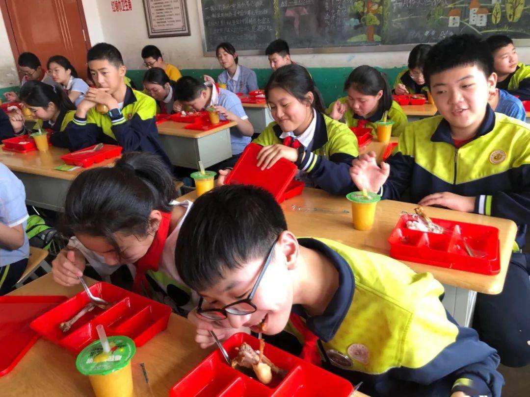 今天临沂小学生开学了上课吃饭是这样的