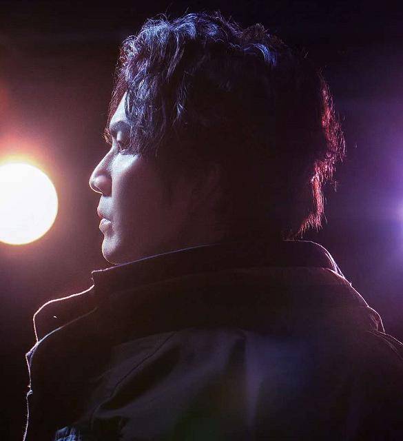 在另一张由节目组发布的宣传照中,钟汉良的侧脸看上去没有那么立体