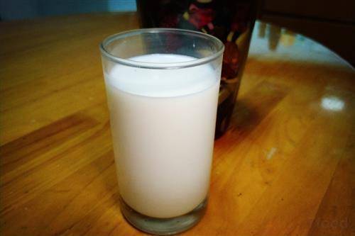 经常把牛奶当水喝,对身体健康是好是坏?不要超过健康标准