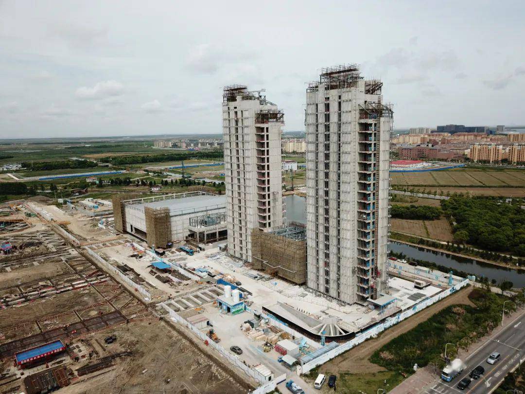 临港冰雪之星双子塔初露真容