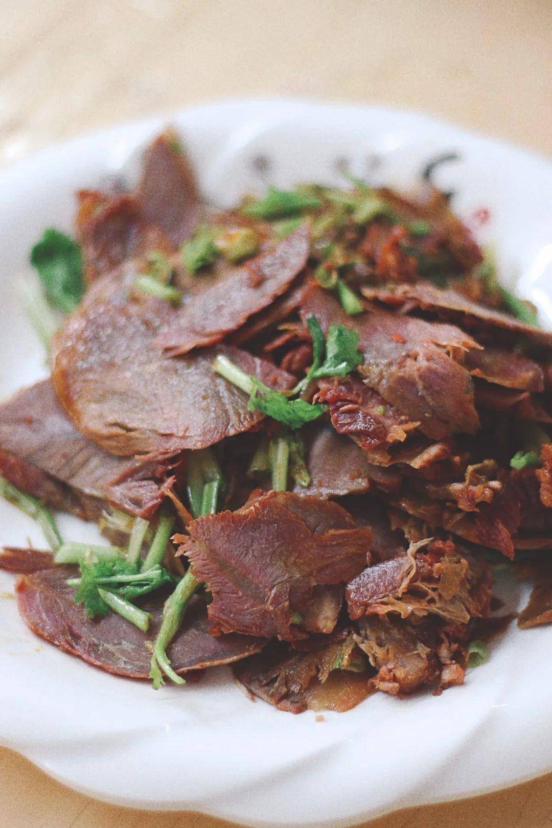 南阳五香黄牛肉 大块的卤好的牛肉摆在