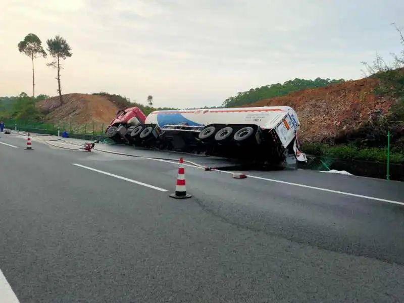 槽罐车 侧翻图片