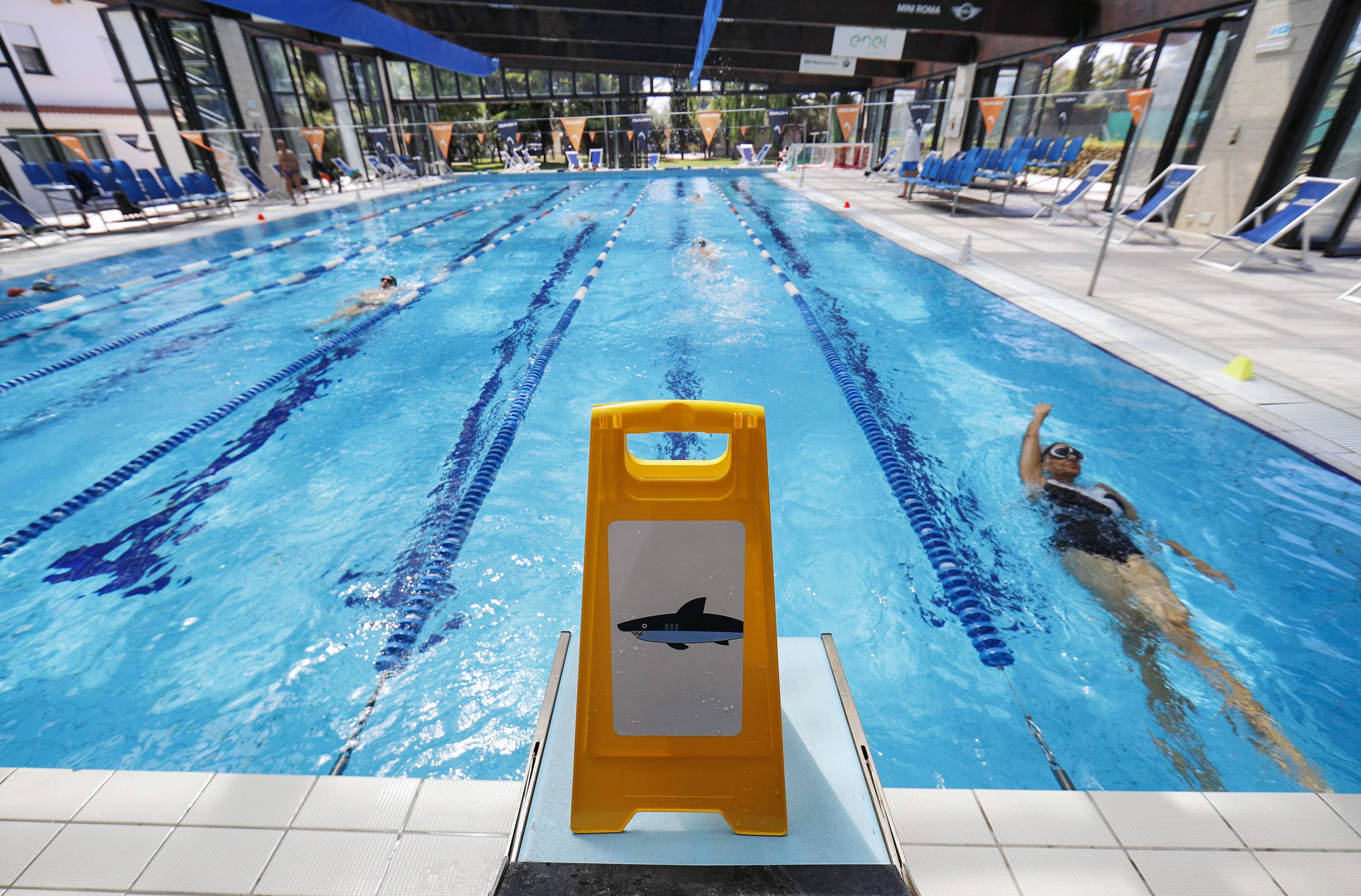 5月25日,在意大利罗马,人们在游泳池游泳.