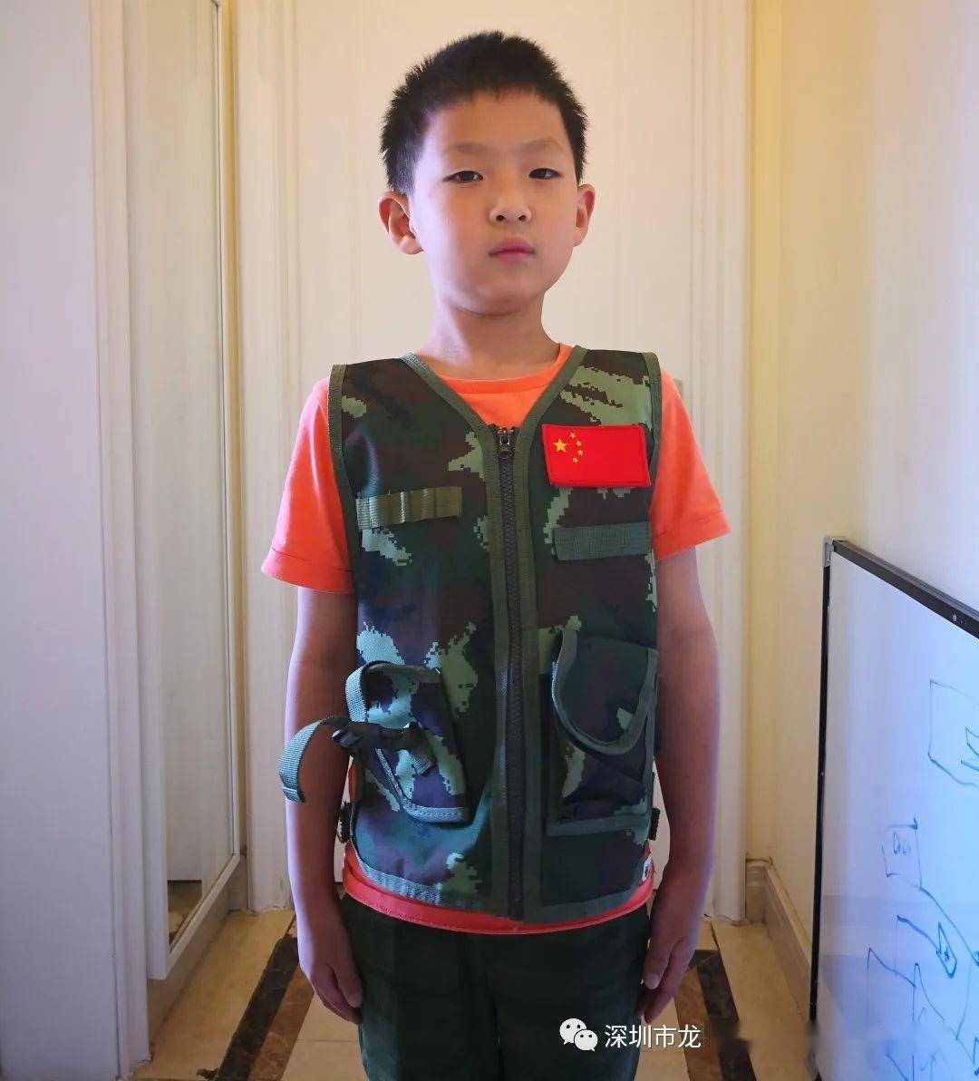 秦子萱画:《花》↑余芷岑画《春天来了》↓操奕辰解说:春天来了