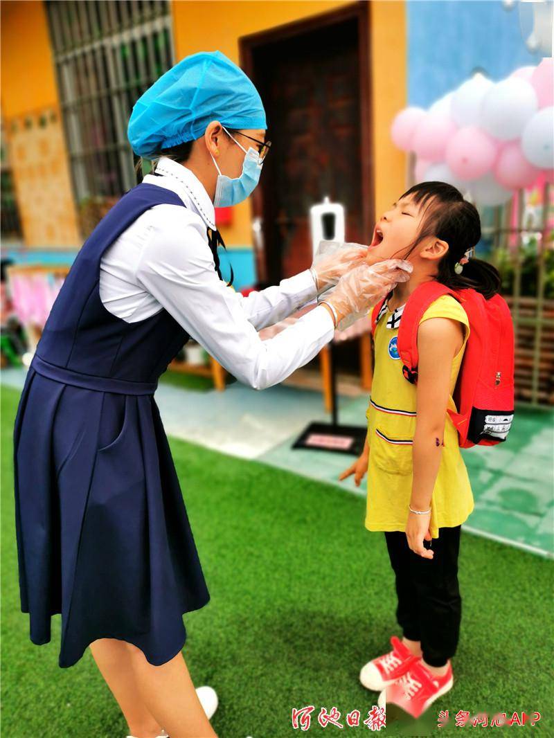 五圩镇中心幼儿园对每一名入园儿童都要进行体温检测.