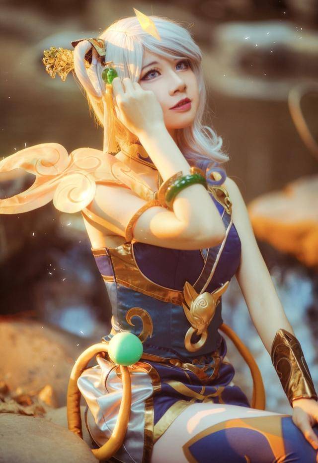 细碎的光屑在空中飘扬,她抬起澄净的蓝色眼睛,发间和腕间的翠色装饰不