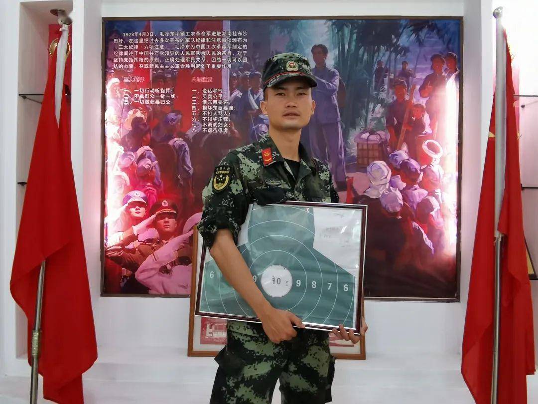 在武警郴州支队桂东中队的荣誉室中,摆放着一张被装裱起来的靶纸,靶纸