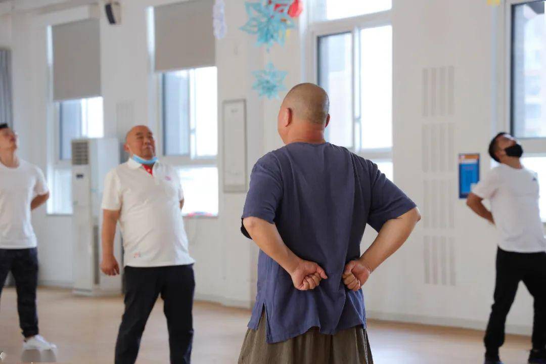 枫叶小熊遇见少林绝学,释延奥法师亲授八段锦