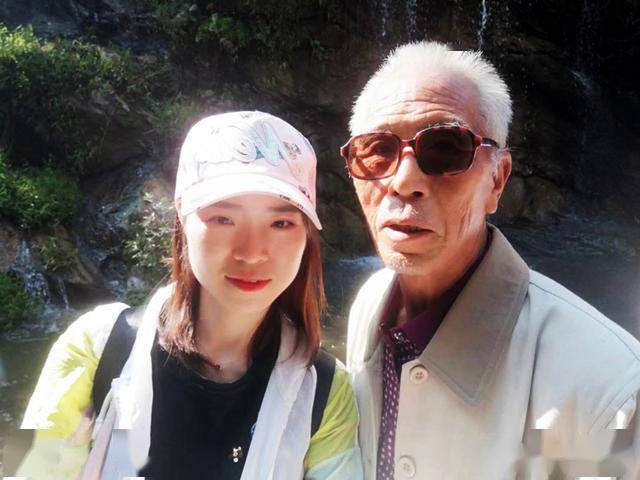 何英侠丈夫和女儿的合影赵女士兄妹三个都已结婚生子,家庭幸福美满