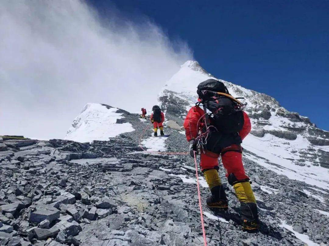 登顶了!《攀登者》为您讲述中国登山队冲刺世界第一高峰的故事_珠峰