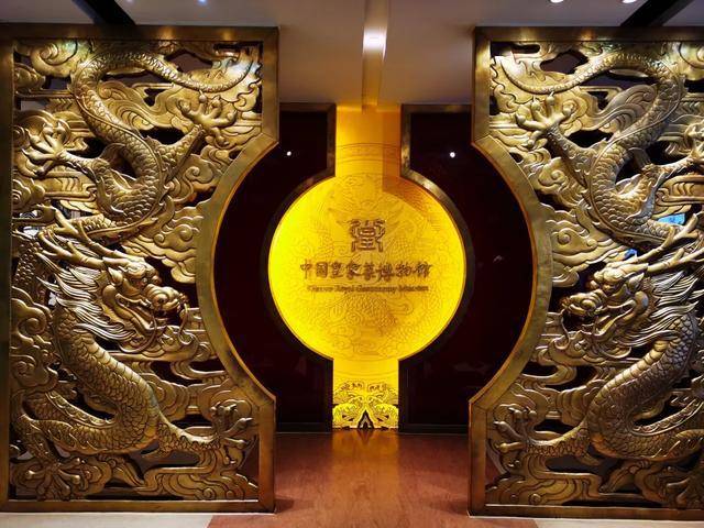 在凯瑞御仙都,食客不仅能看到古朴典雅的中国皇家御膳厅堂之美,技艺