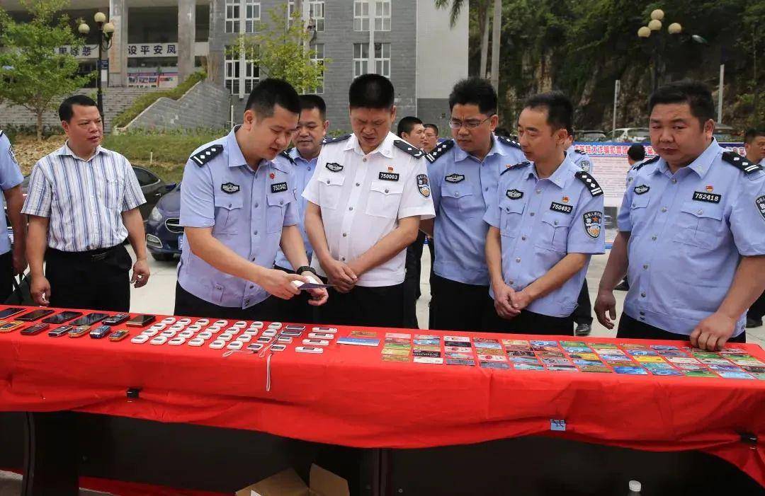2019年10月初,凤山县警方在侦办何某永,何某远诈骗案的过程中,掌握一