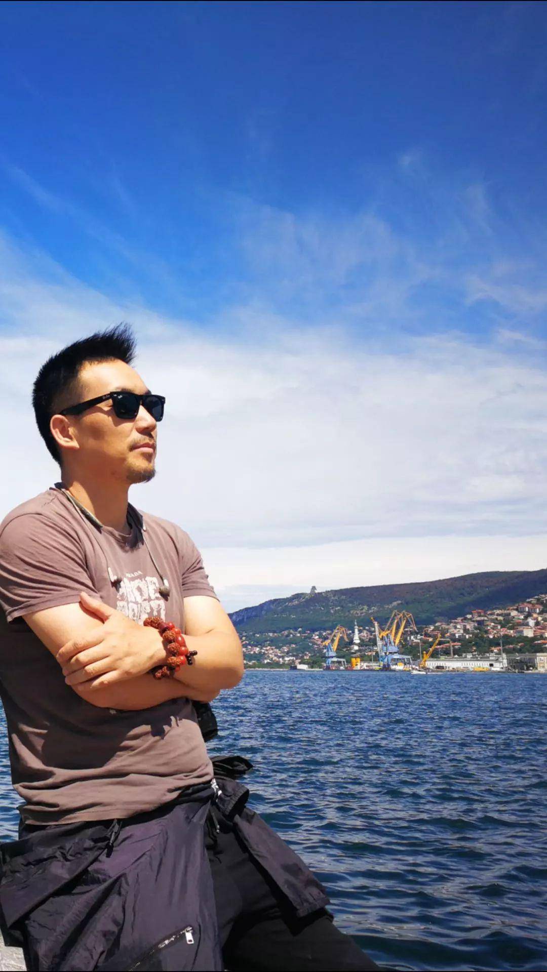 听过《月亮之上》的人都欠他一首歌的时间_何沐阳