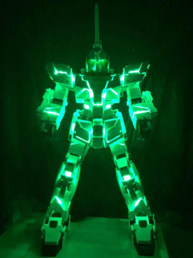 这台独角兽高达虽然没有台场的大但不仅能发光还能自动变形