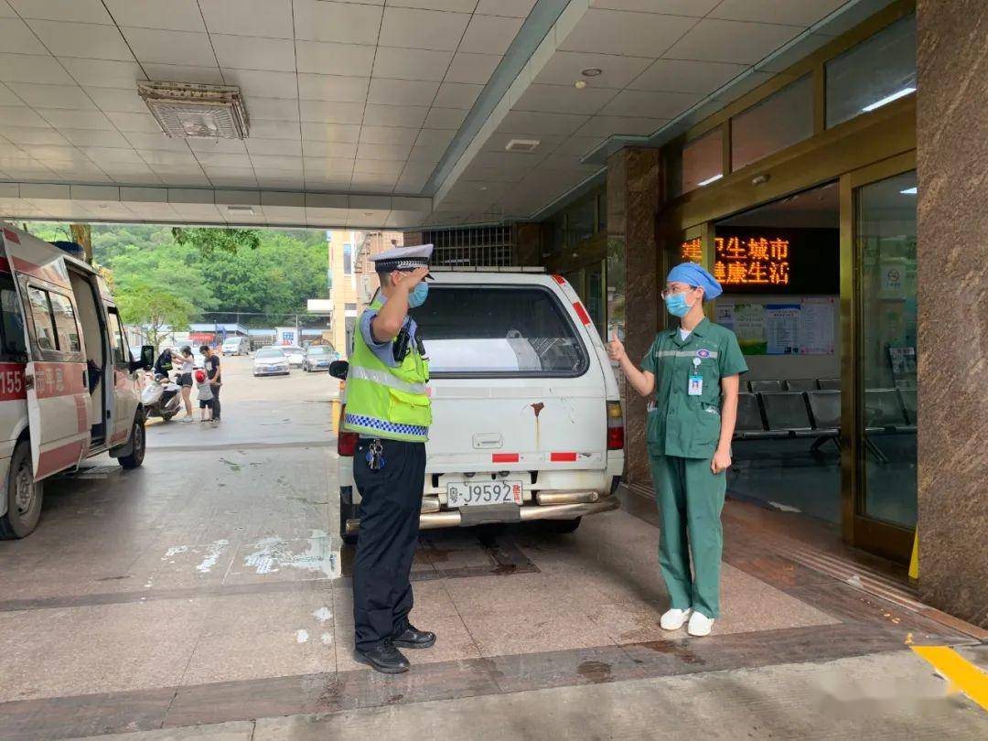 警车为救护车开路,车辆让道···恩城路上出现超燃一幕!