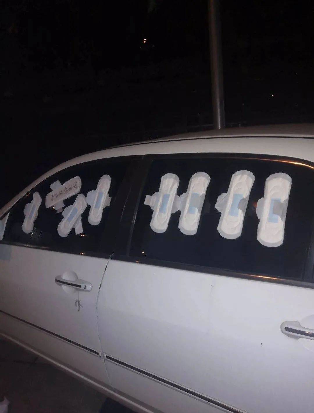 大连这车被贴满卫生巾 而且上面还写着字!