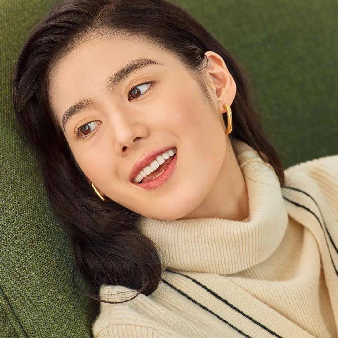 郑恩彩欧尼在做演员的同时,也兼职模特,170cm的身高就是妥妥的衣架子