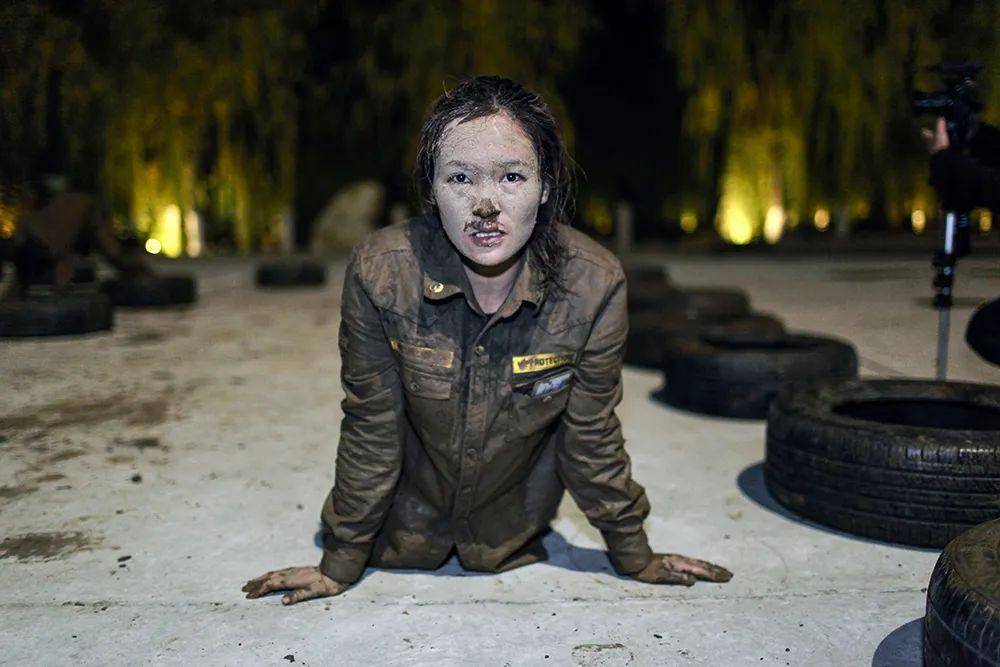 2019年3月24日,老挝万象,在枪械训练科目中不及格的学员被踩手指.