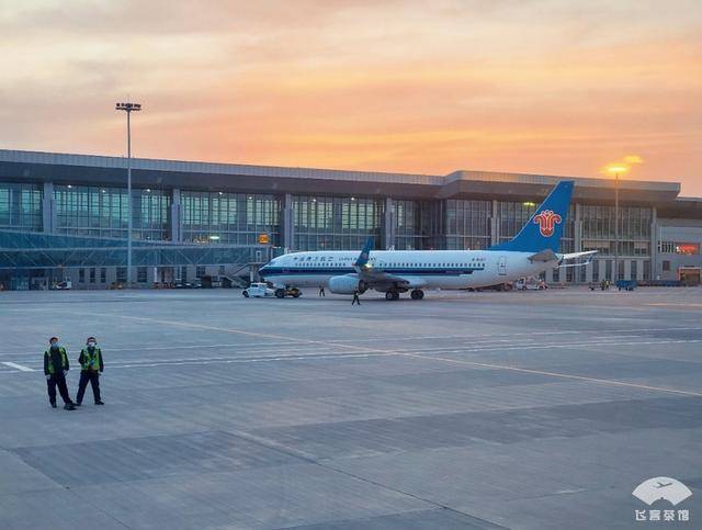 执飞lhw-kwe-zuh的738,看样子是延误了.