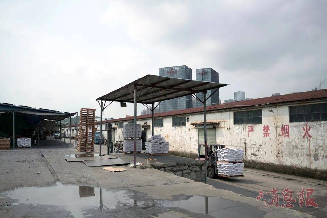 静悄悄的车站仓储区域.