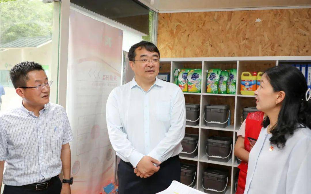 区领导薛宏,谢强,杨青松随同调研开展生活垃圾分类专题调研带队赴辖区