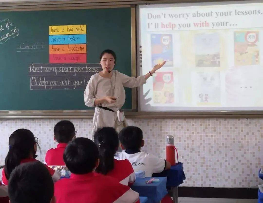 数学组华莎,张俊梅老师分别讲授了五年级《长方体整理和复习,四年级