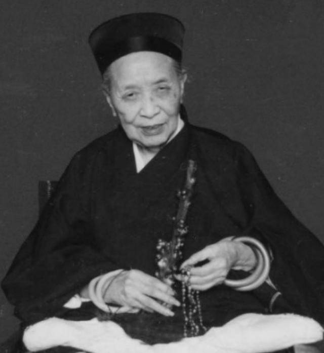 晚清女道士活到2003年,118岁羽化去世,临终前留下三字