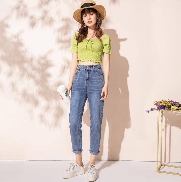 关于牛仔裤怎么搭配不用我多说吧,无论搭配t恤,吊带,背心,露脐装,衬衫