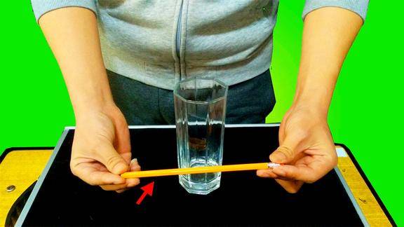 魔术教学普通的铅笔瞬间穿过杯子1个简单实用的小魔术