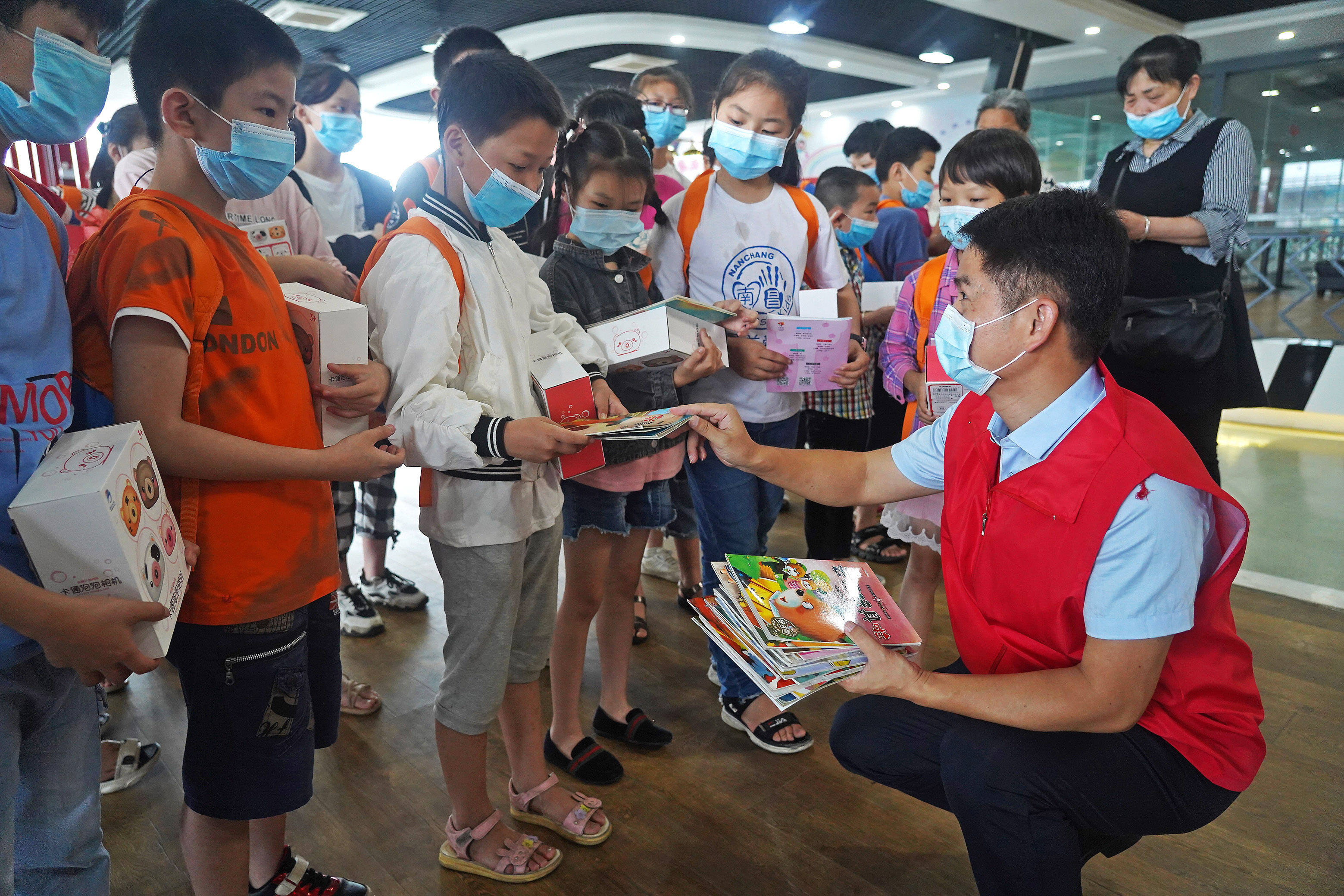 爱心陪伴迎"六一"