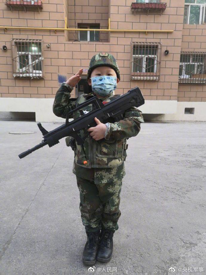 小军娃敬礼照萌中带飒