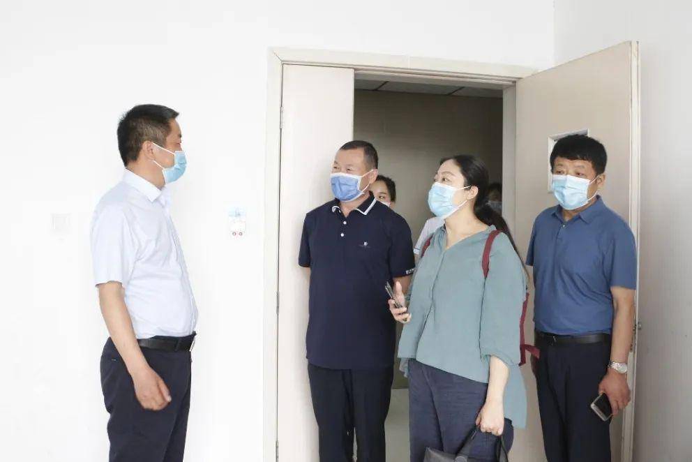 5月30日,市卫健委医政科科长赵良涛一行3人,对我院新冠肺炎疫情常态化