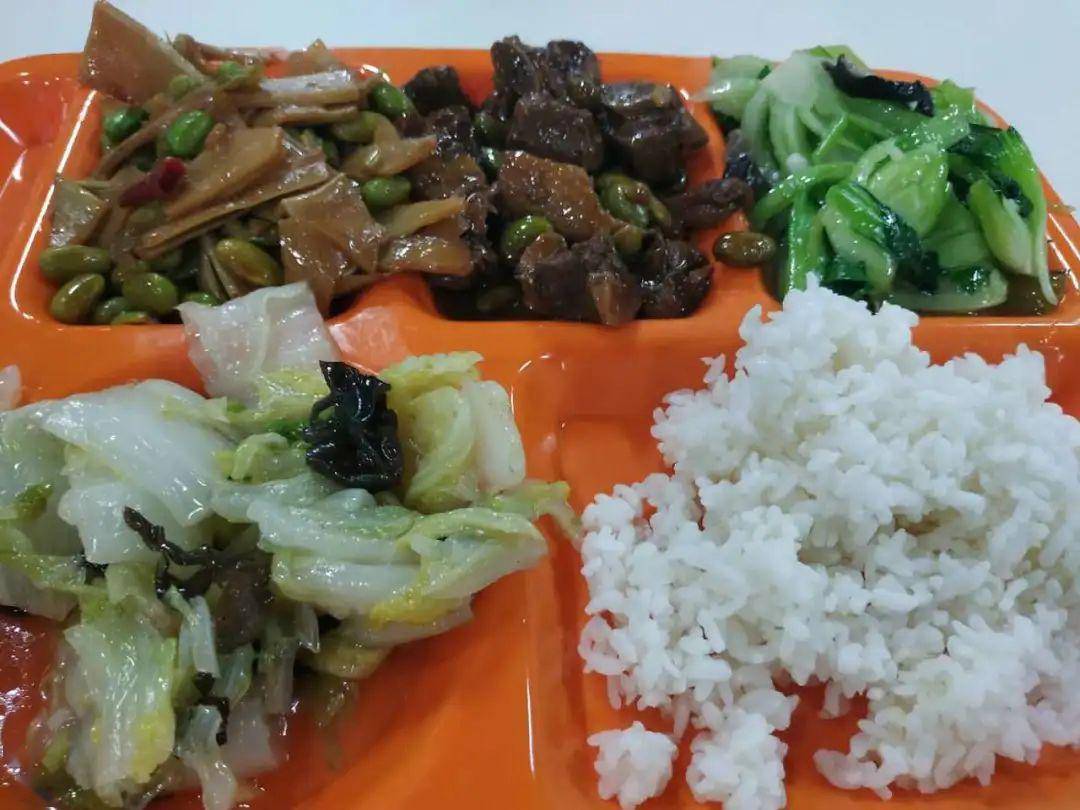 和大家分享下学校食堂的变化,中午食堂窗口有4个,售卖不同菜的套餐