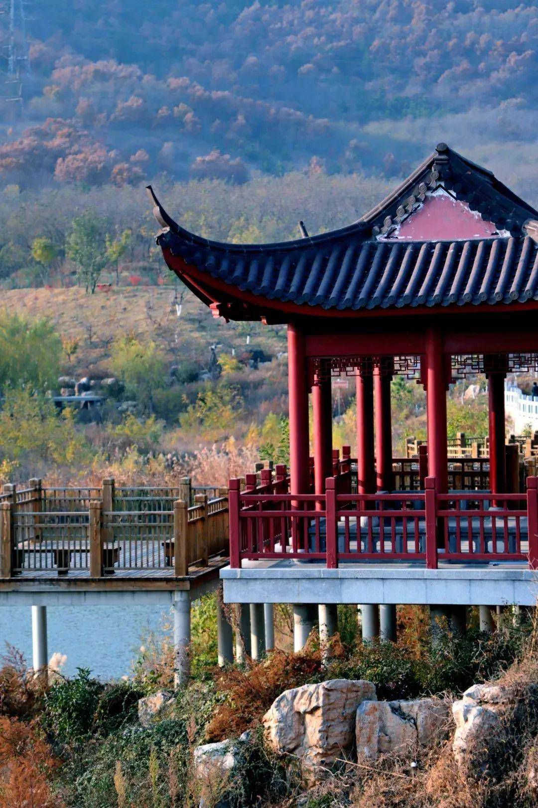 素丽雅致的半山亭,吸引着学子们的目光