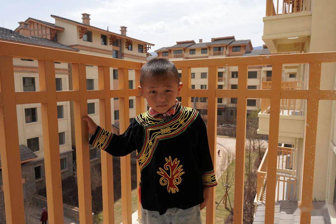 一拍| 走下悬崖村的孩子:新家是我去过最远的地方_吉克史洛