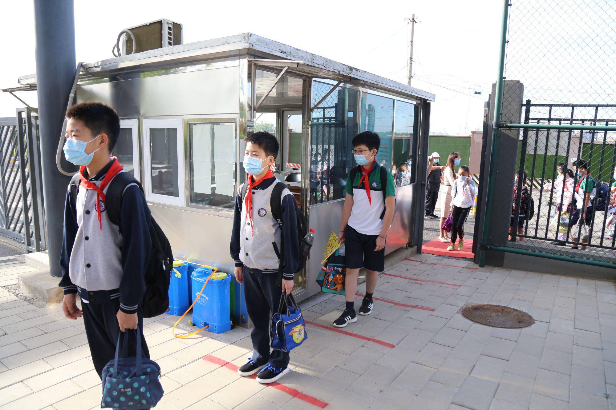 芳草地国际学校东洲校区六年级学生返校复课