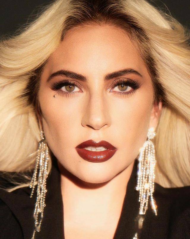 ladygaga向特朗普"开火"!怒骂被夸正能量,雷人造型现也变大气