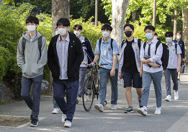 5月27日,韩国首尔普成中学的学生们返校复课.新华社