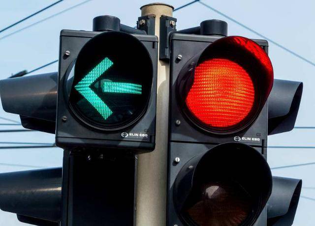 红灯亮30分钟都不变直接闯算违章吗交警照这样做不吃亏