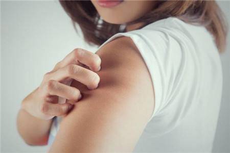 小孩腰部两侧鸡皮肤(宝宝腰两侧皮肤有鸡皮疙瘩) 小孩腰部两侧鸡皮肤(宝宝腰两侧皮肤有鸡皮疙瘩)