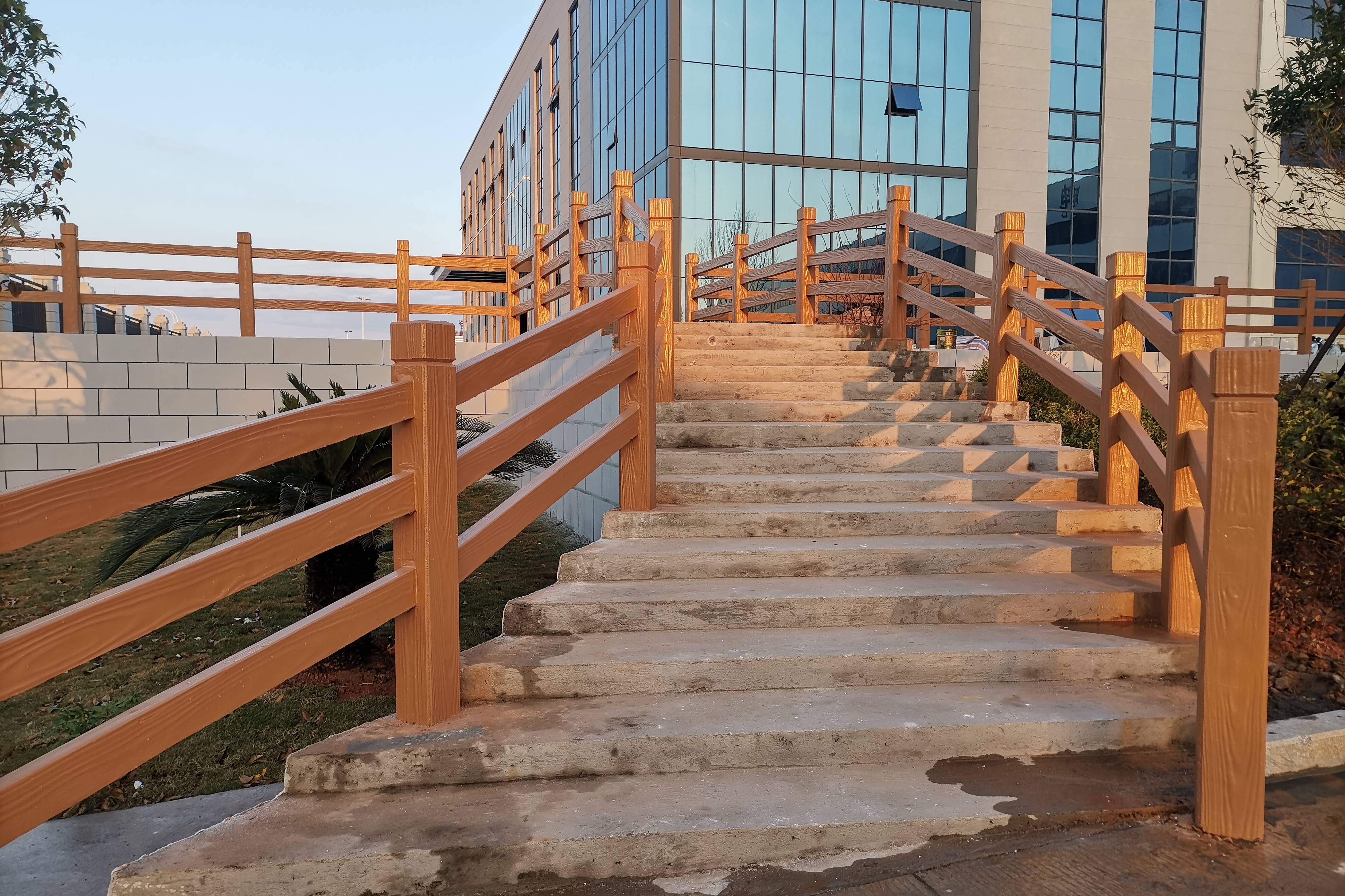 水泥仿木栏杆楼梯安装施工公园登山扶手用水泥护栏安全又生态